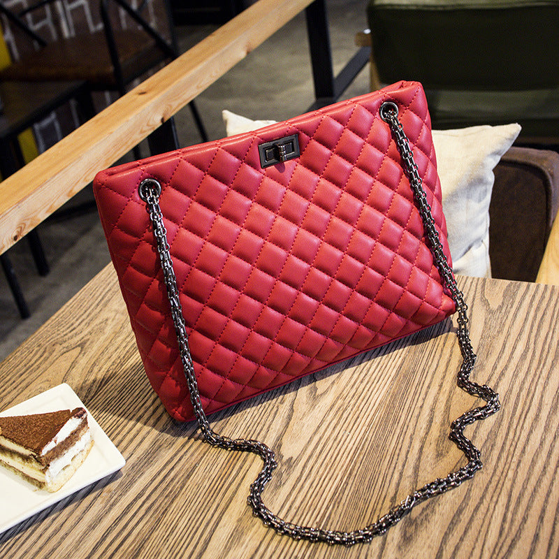 Diamond pattern shoulder purse with a stylish chain detail